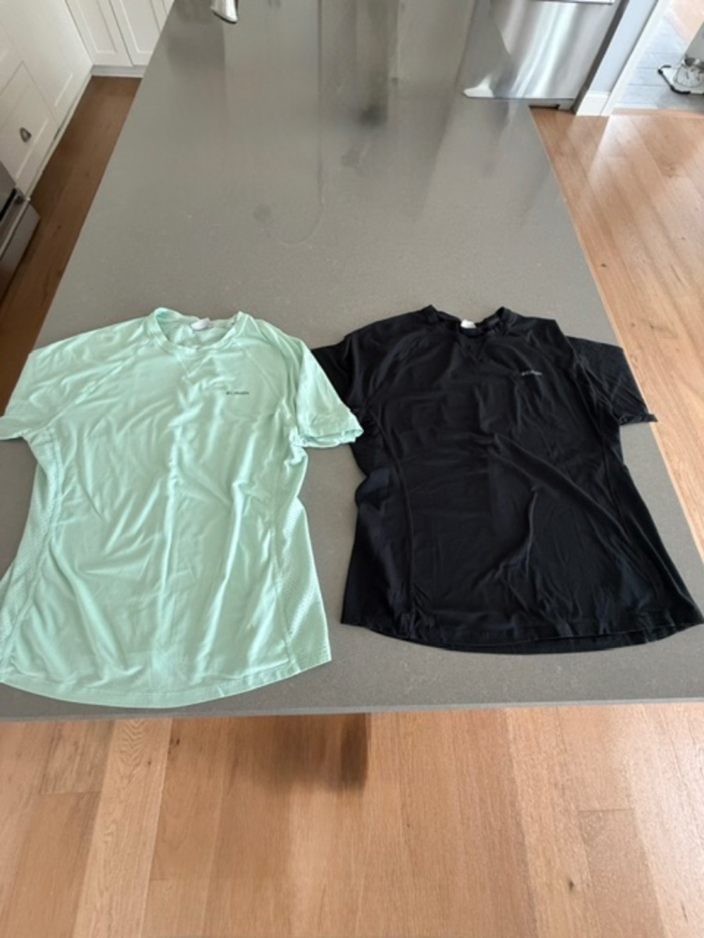 2 Women's Black & Green Columbia Activewear Breathable XL Shirts -See notes